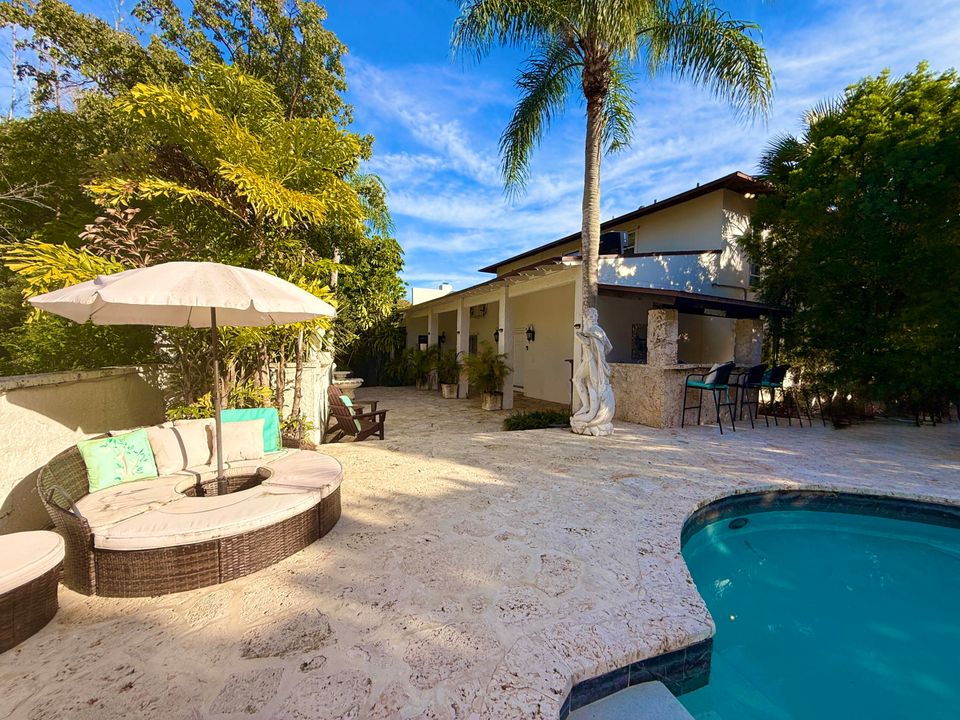 For Sale: $1,950,000 (5 beds, 5 baths, 6264 Square Feet)