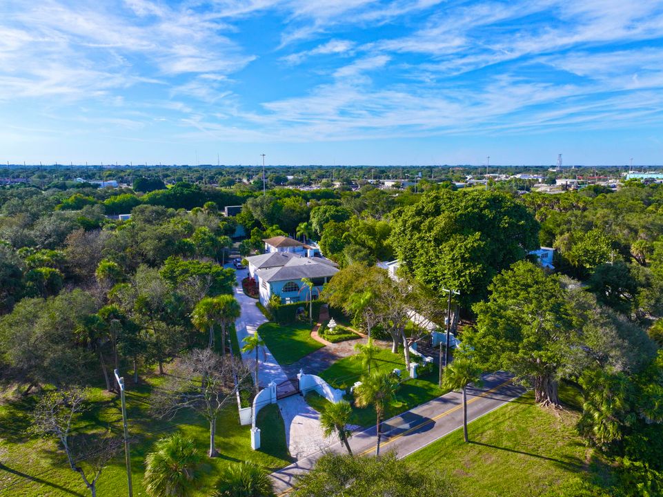 For Sale: $1,950,000 (5 beds, 5 baths, 6264 Square Feet)