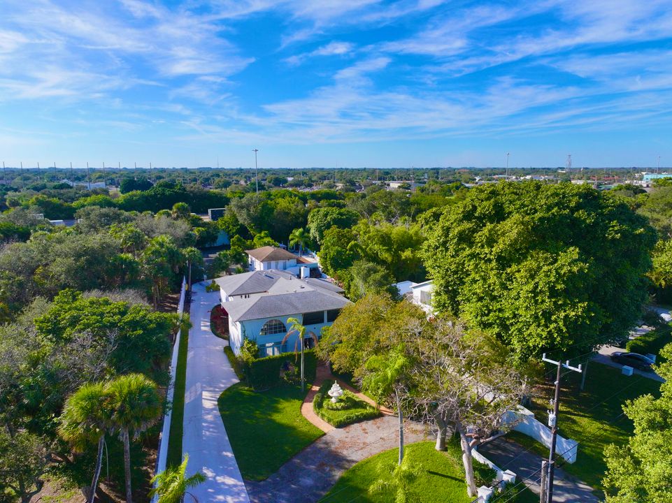 For Sale: $1,950,000 (5 beds, 5 baths, 6264 Square Feet)