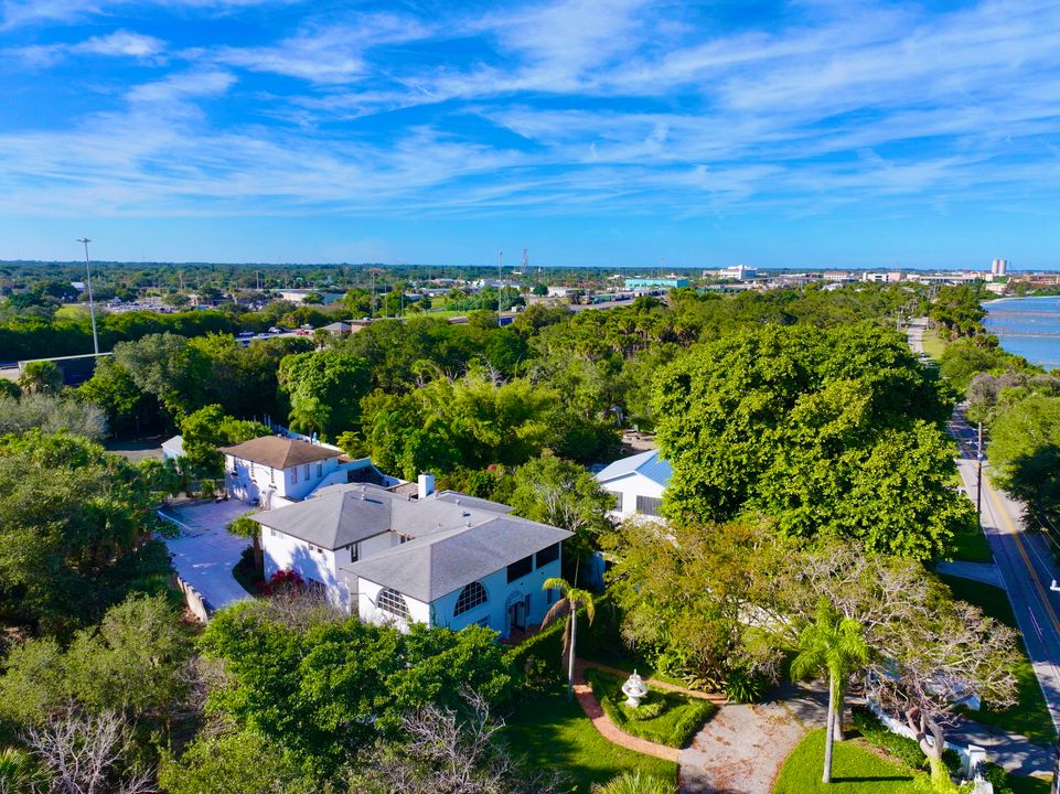 For Sale: $1,950,000 (5 beds, 5 baths, 6264 Square Feet)