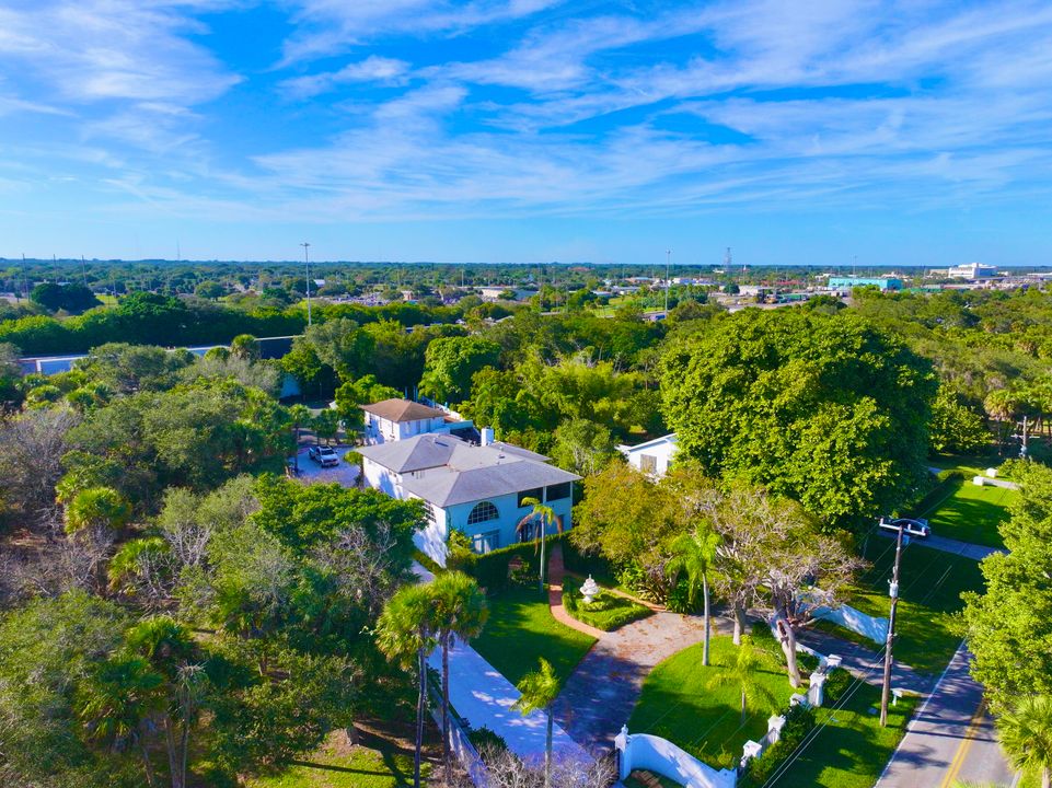 For Sale: $1,950,000 (5 beds, 5 baths, 6264 Square Feet)