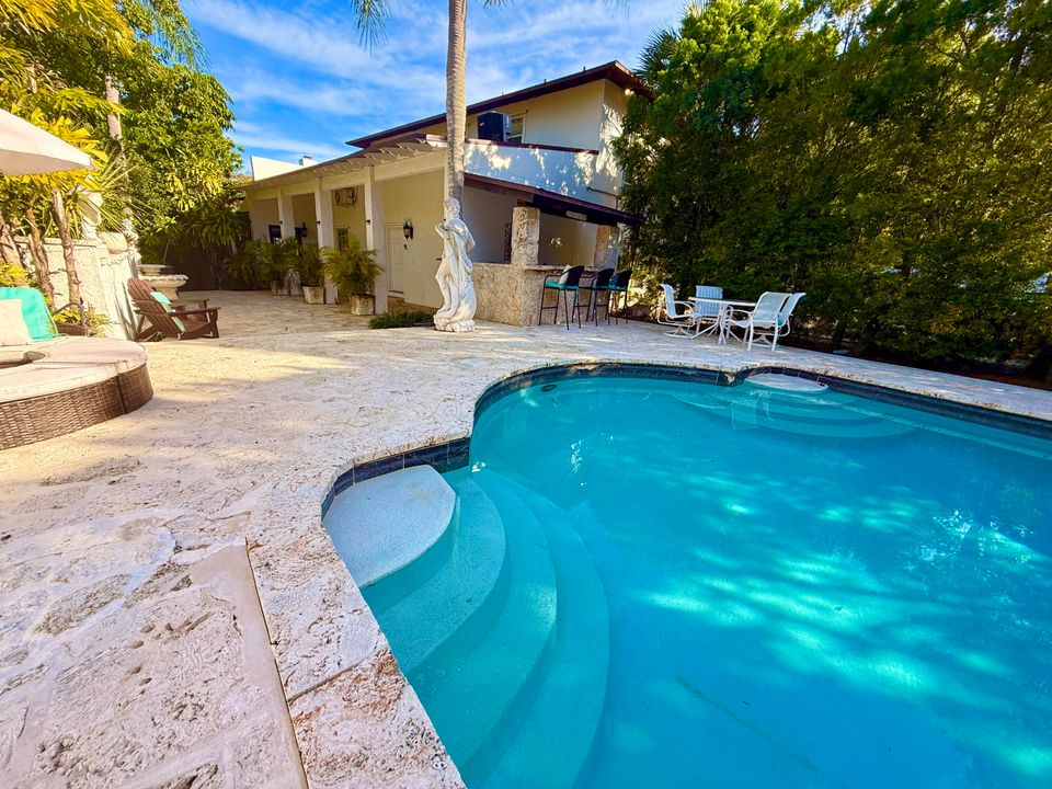 For Sale: $1,950,000 (5 beds, 5 baths, 6264 Square Feet)