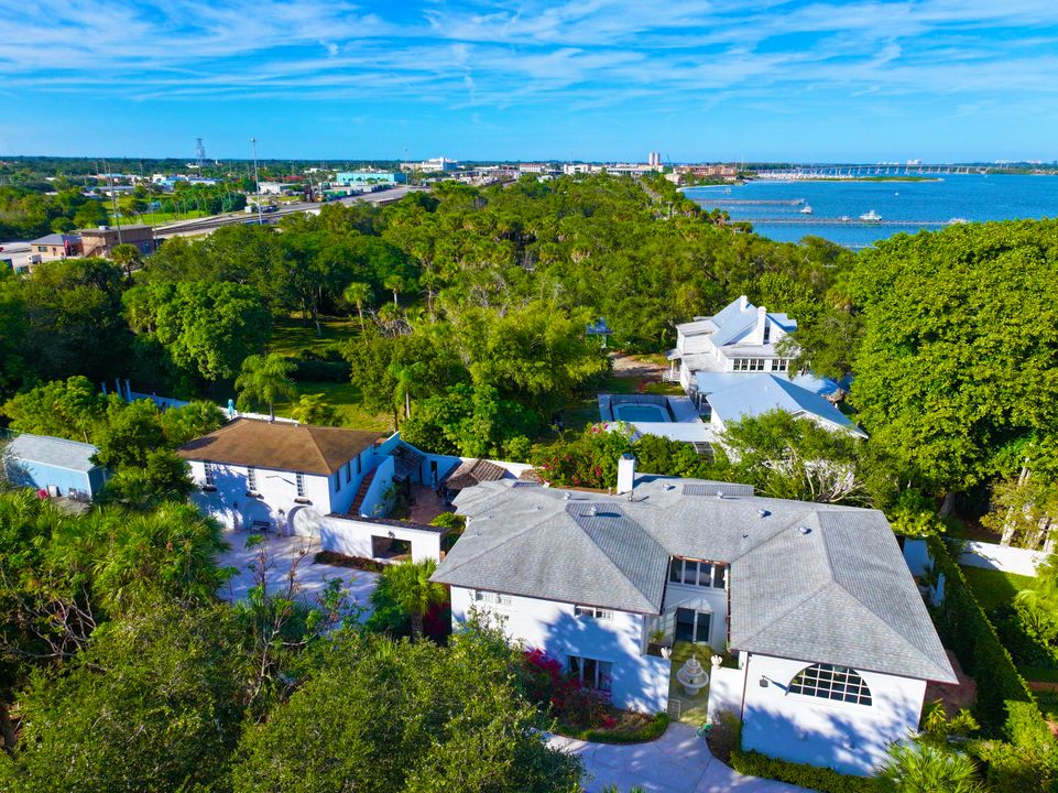 For Sale: $1,950,000 (5 beds, 5 baths, 6264 Square Feet)