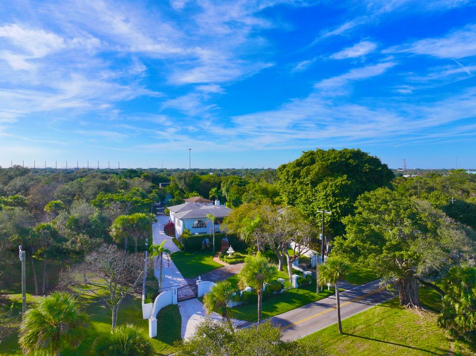 For Sale: $1,950,000 (5 beds, 5 baths, 6264 Square Feet)