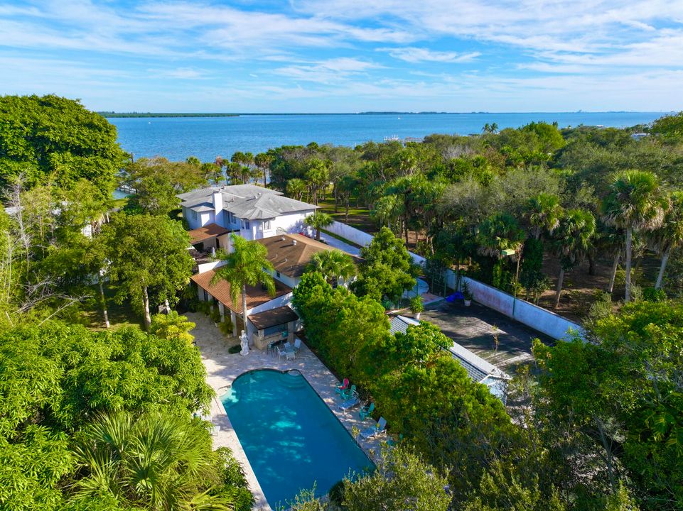 For Sale: $1,950,000 (5 beds, 5 baths, 6264 Square Feet)