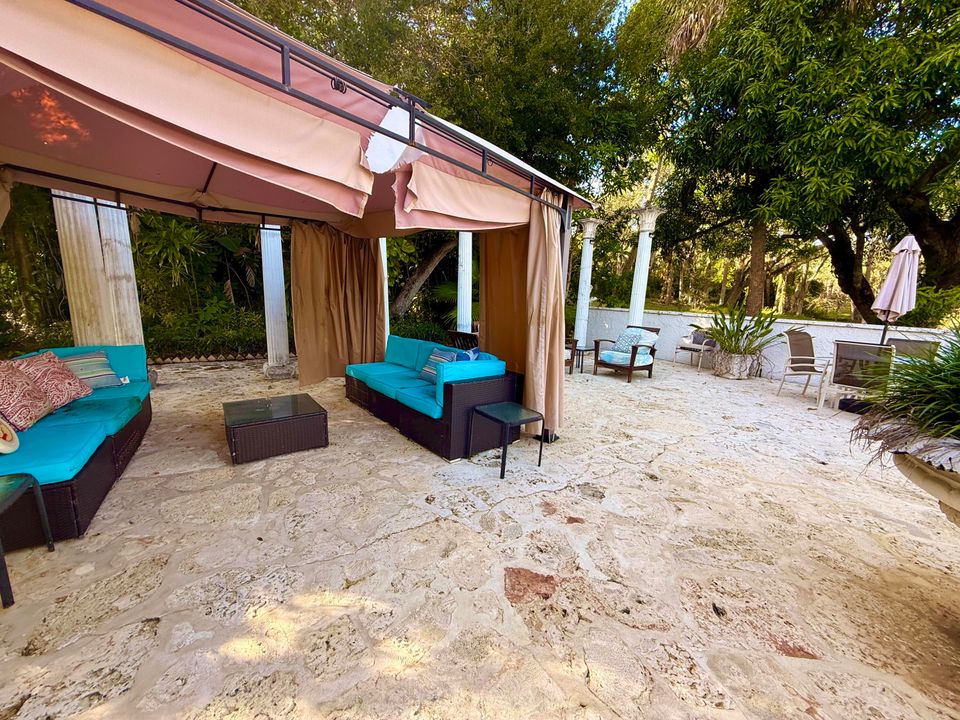 For Sale: $1,950,000 (5 beds, 5 baths, 6264 Square Feet)