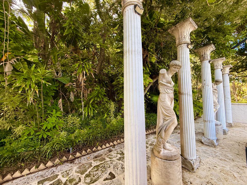 For Sale: $1,950,000 (5 beds, 5 baths, 6264 Square Feet)