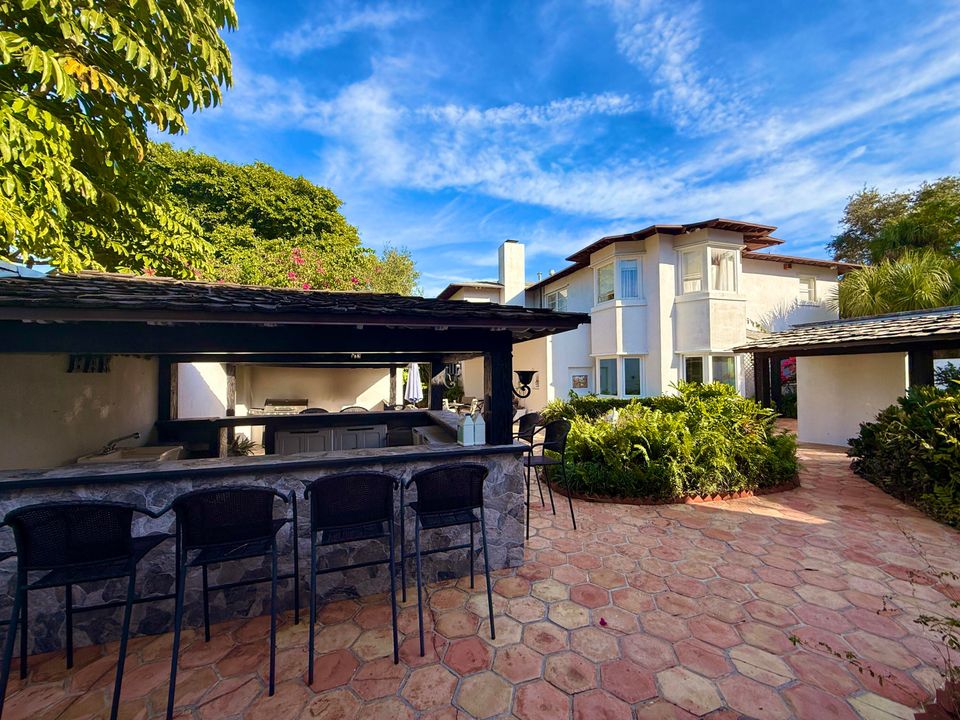 For Sale: $1,950,000 (5 beds, 5 baths, 6264 Square Feet)