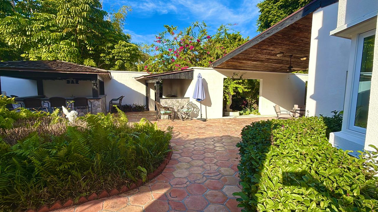 For Sale: $1,950,000 (5 beds, 5 baths, 6264 Square Feet)