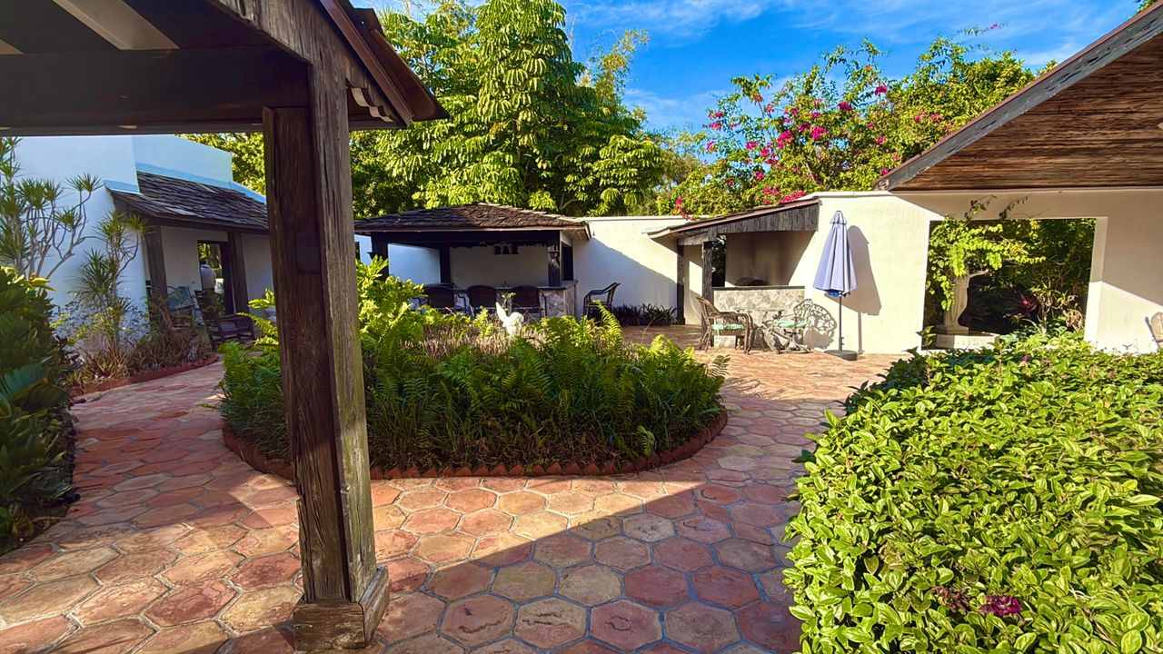 For Sale: $1,950,000 (5 beds, 5 baths, 6264 Square Feet)