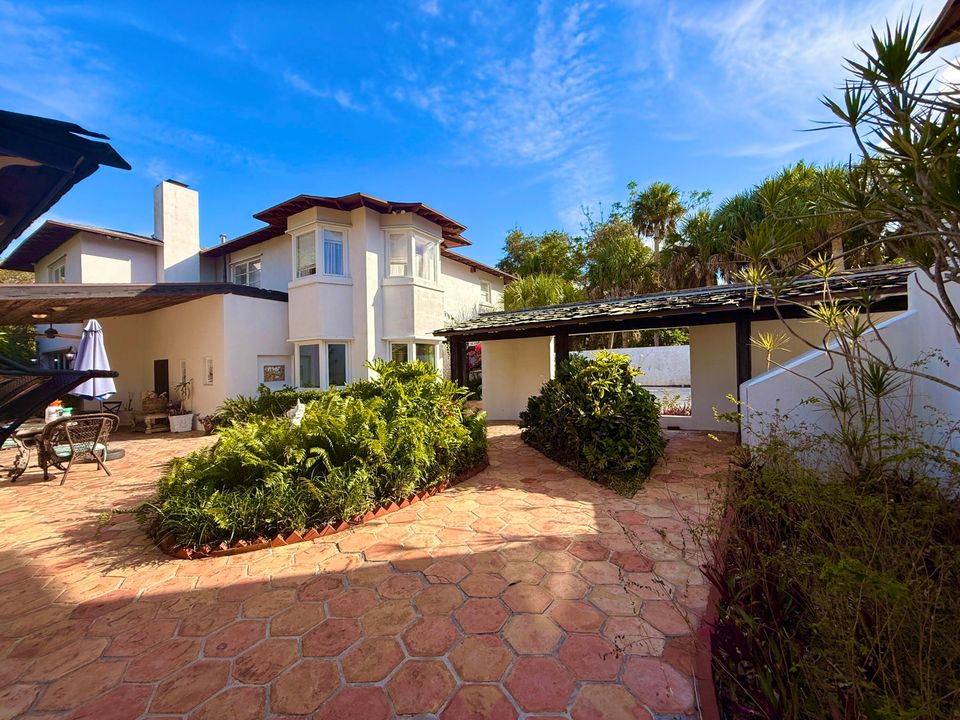 For Sale: $1,950,000 (5 beds, 5 baths, 6264 Square Feet)