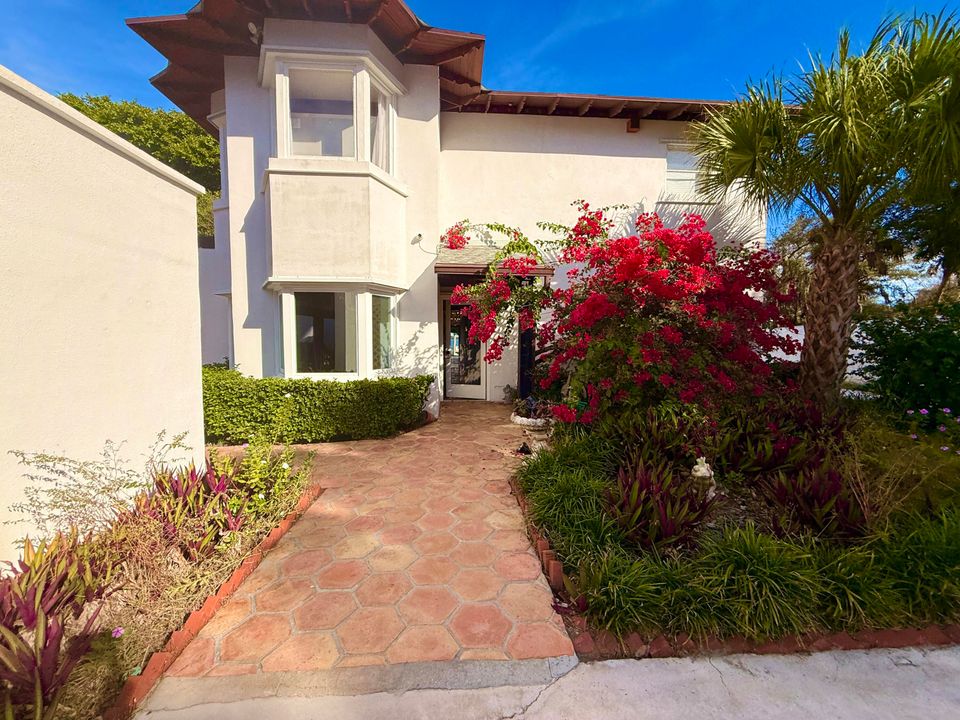 For Sale: $1,950,000 (5 beds, 5 baths, 6264 Square Feet)