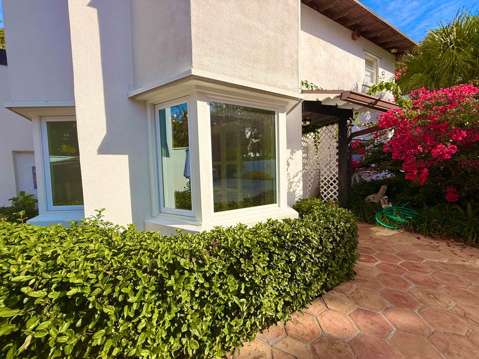 For Sale: $1,950,000 (5 beds, 5 baths, 6264 Square Feet)