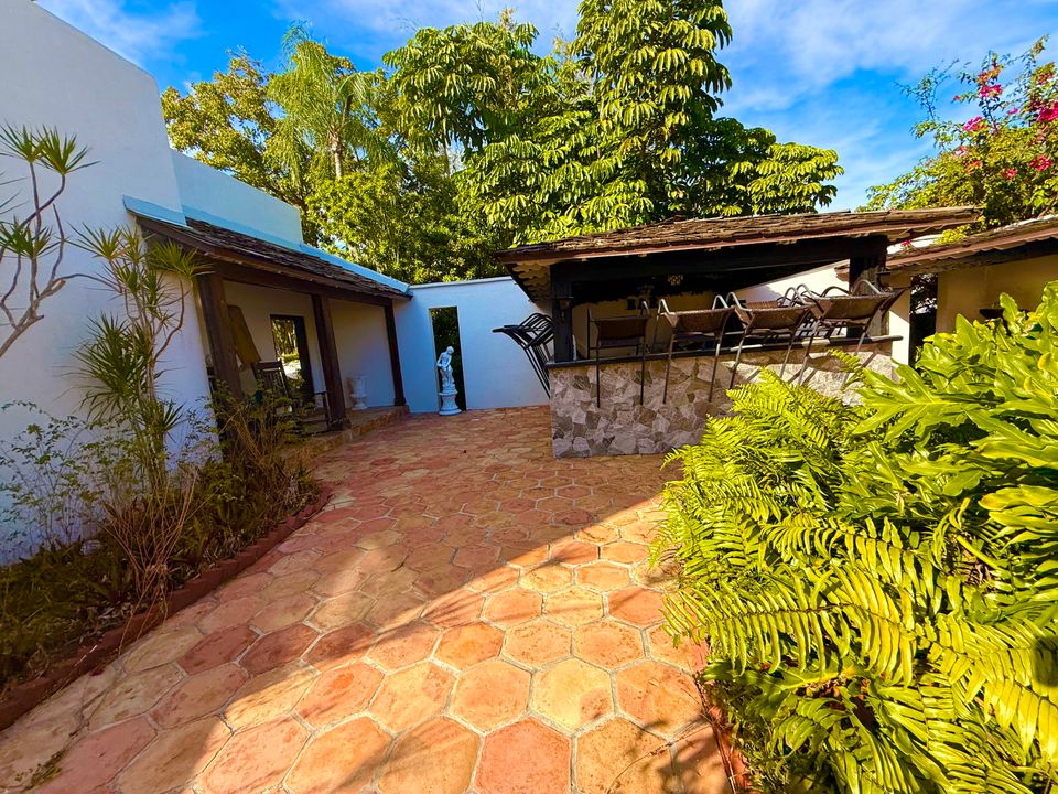 For Sale: $1,950,000 (5 beds, 5 baths, 6264 Square Feet)