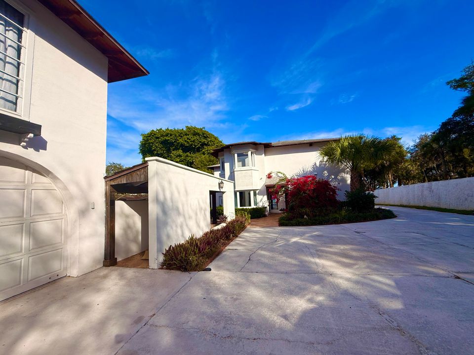 For Sale: $1,950,000 (5 beds, 5 baths, 6264 Square Feet)