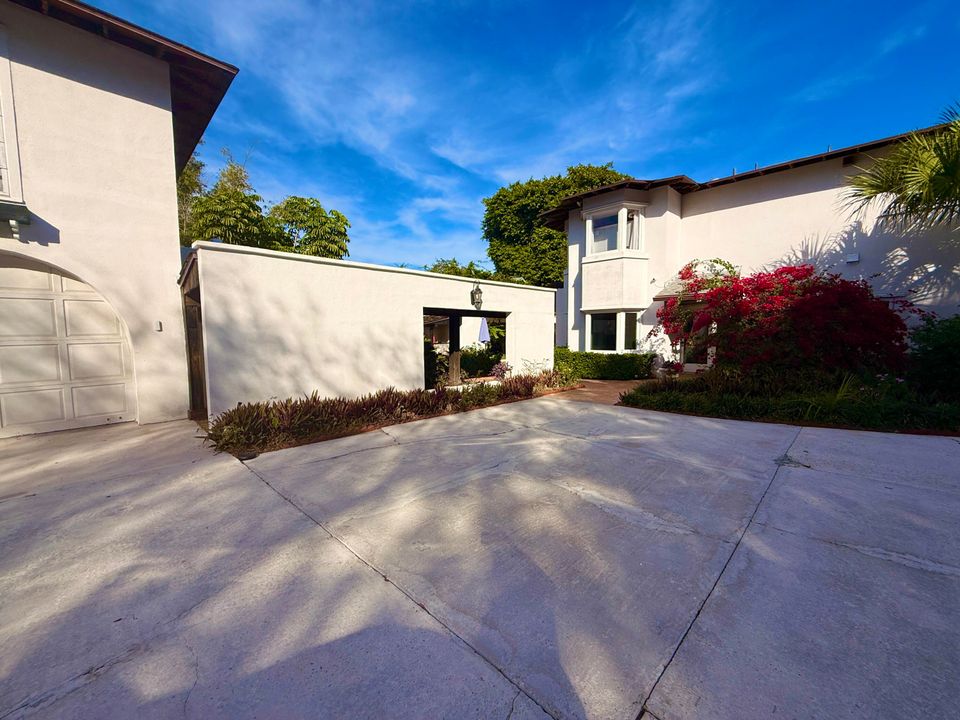 For Sale: $1,950,000 (5 beds, 5 baths, 6264 Square Feet)