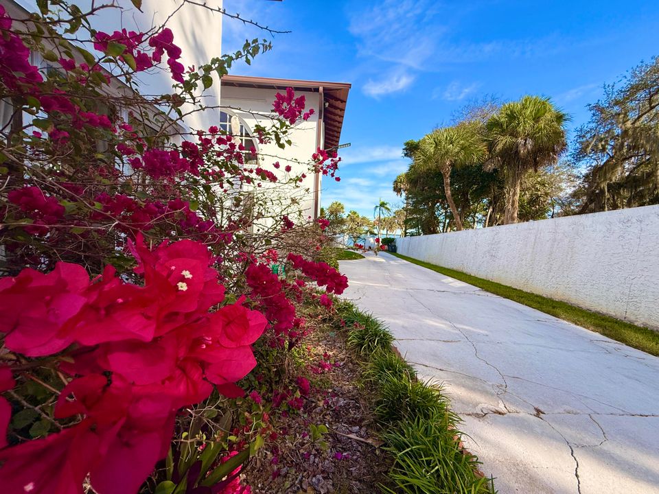 For Sale: $1,950,000 (5 beds, 5 baths, 6264 Square Feet)