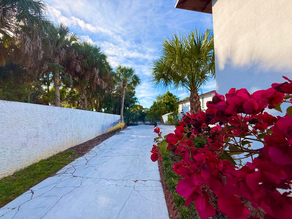 For Sale: $1,950,000 (5 beds, 5 baths, 6264 Square Feet)