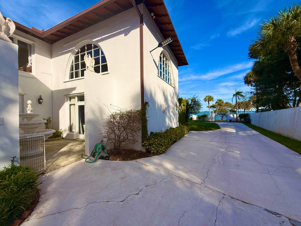 For Sale: $1,950,000 (5 beds, 5 baths, 6264 Square Feet)