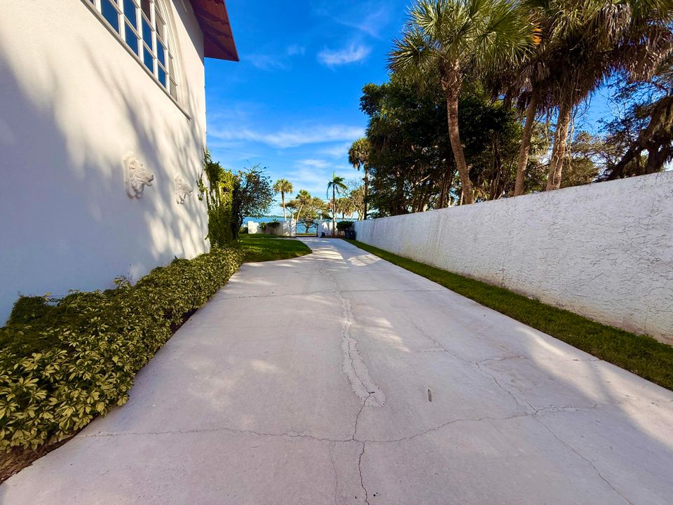 For Sale: $1,950,000 (5 beds, 5 baths, 6264 Square Feet)