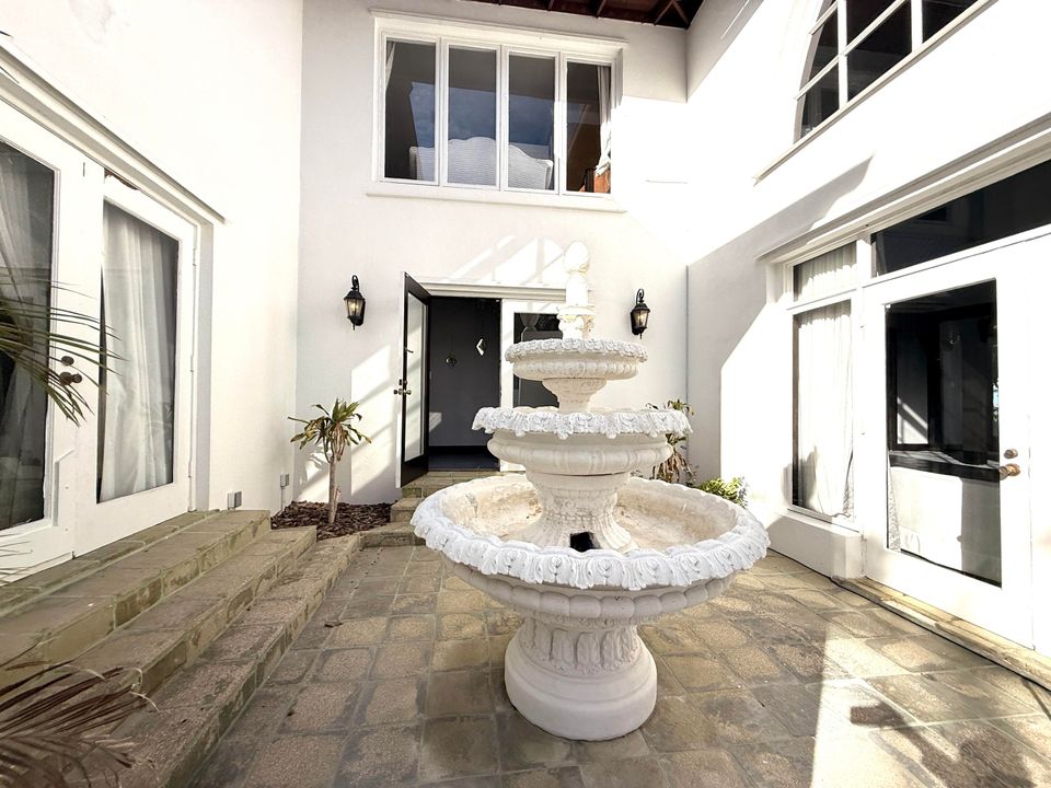 For Sale: $1,950,000 (5 beds, 5 baths, 6264 Square Feet)