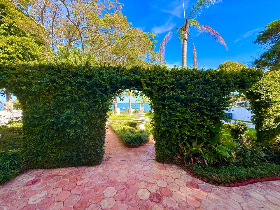 For Sale: $1,950,000 (5 beds, 5 baths, 6264 Square Feet)