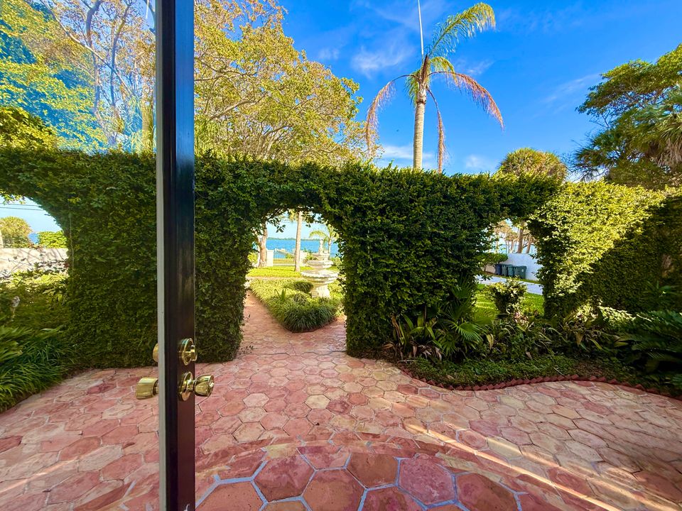 For Sale: $1,950,000 (5 beds, 5 baths, 6264 Square Feet)