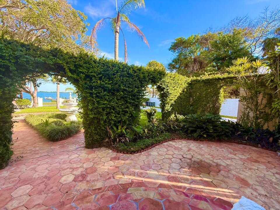 For Sale: $1,950,000 (5 beds, 5 baths, 6264 Square Feet)