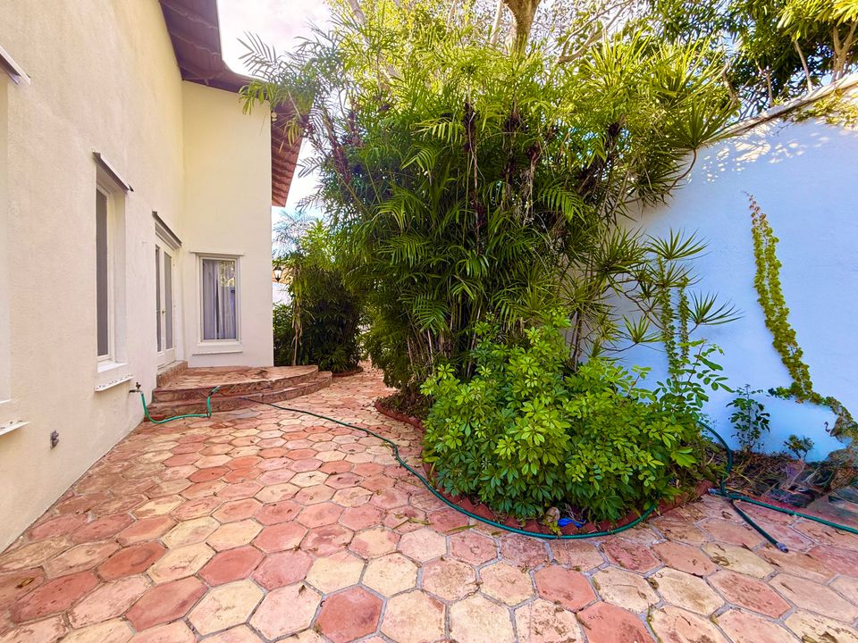 For Sale: $1,950,000 (5 beds, 5 baths, 6264 Square Feet)