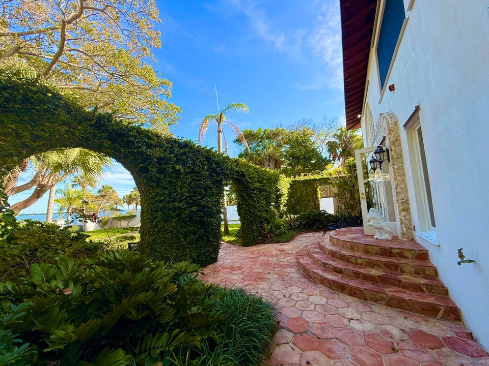 For Sale: $1,950,000 (5 beds, 5 baths, 6264 Square Feet)