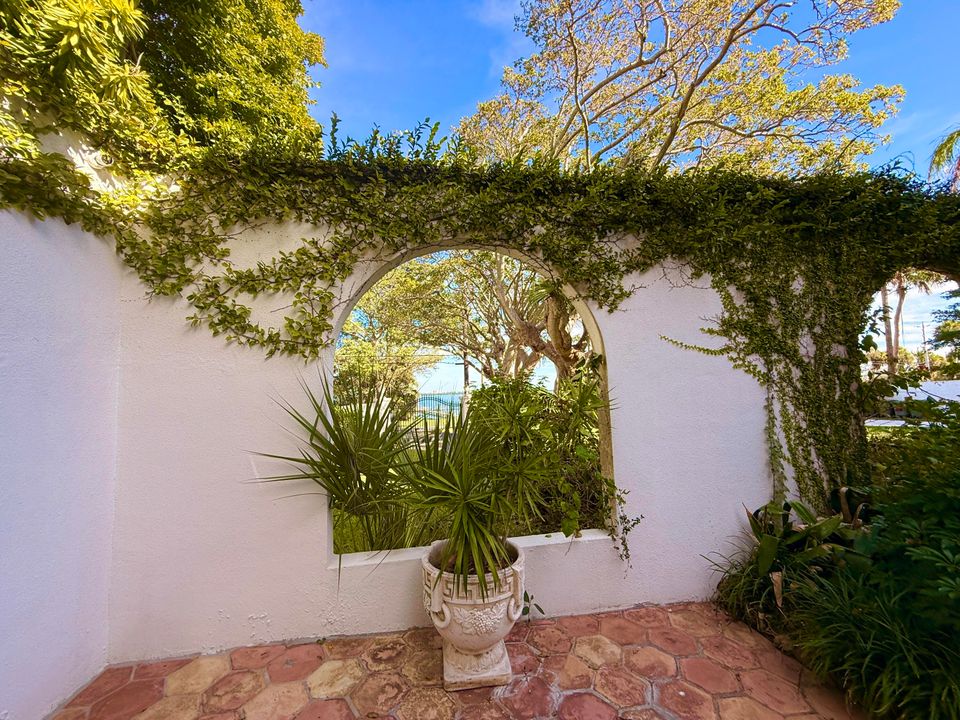 For Sale: $1,950,000 (5 beds, 5 baths, 6264 Square Feet)