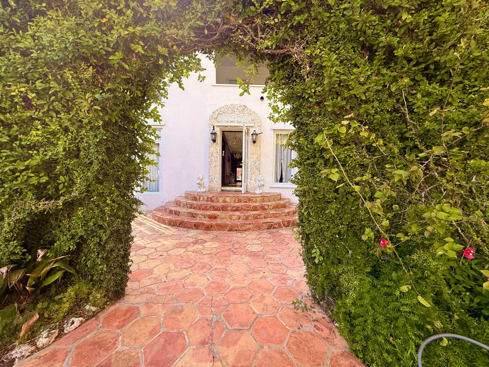 For Sale: $1,950,000 (5 beds, 5 baths, 6264 Square Feet)