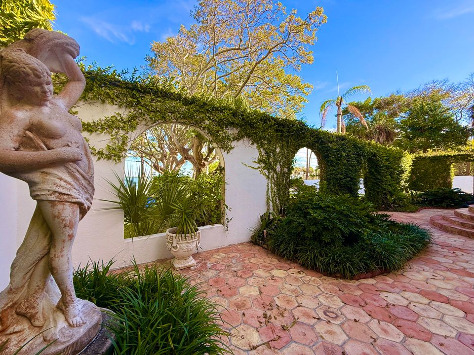 For Sale: $1,950,000 (5 beds, 5 baths, 6264 Square Feet)