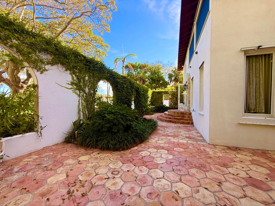 For Sale: $1,950,000 (5 beds, 5 baths, 6264 Square Feet)