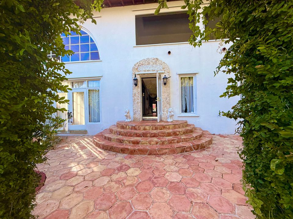 For Sale: $1,950,000 (5 beds, 5 baths, 6264 Square Feet)