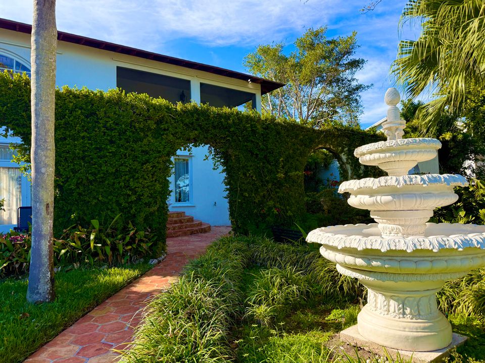 For Sale: $1,950,000 (5 beds, 5 baths, 6264 Square Feet)