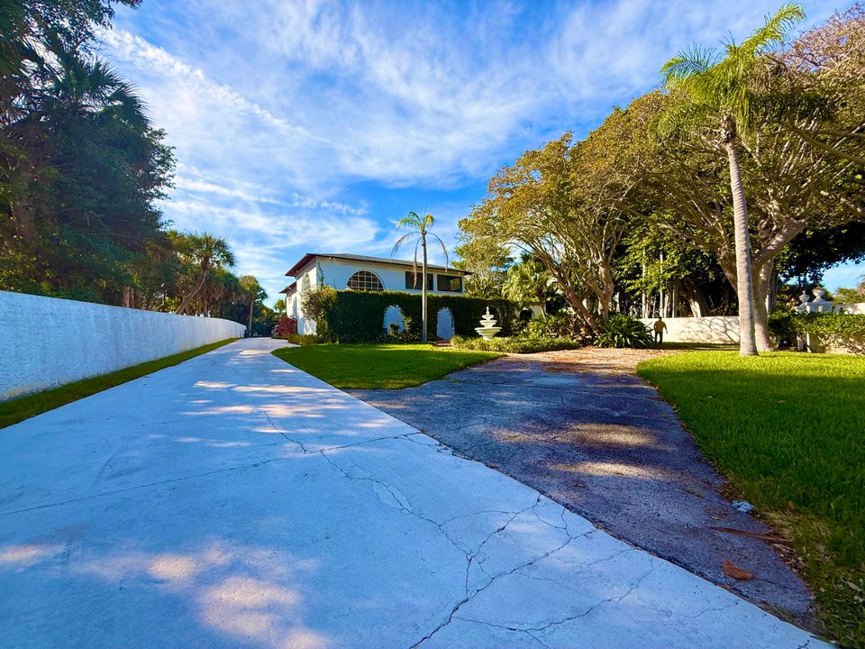 For Sale: $1,950,000 (5 beds, 5 baths, 6264 Square Feet)