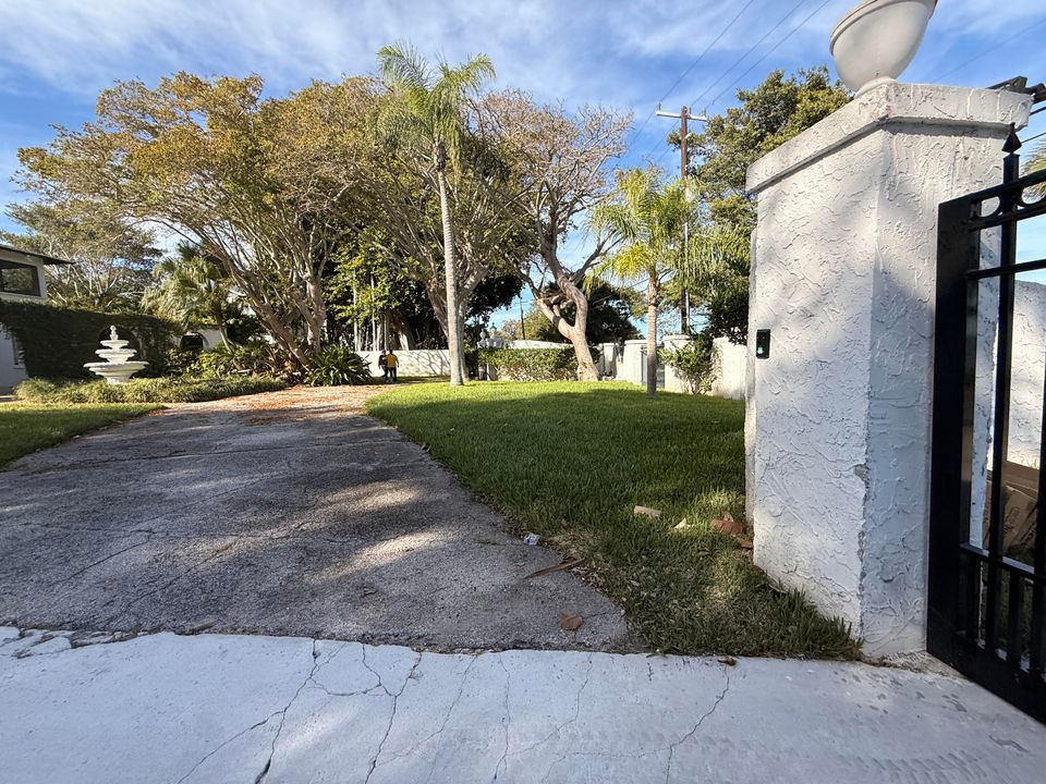 For Sale: $1,950,000 (5 beds, 5 baths, 6264 Square Feet)