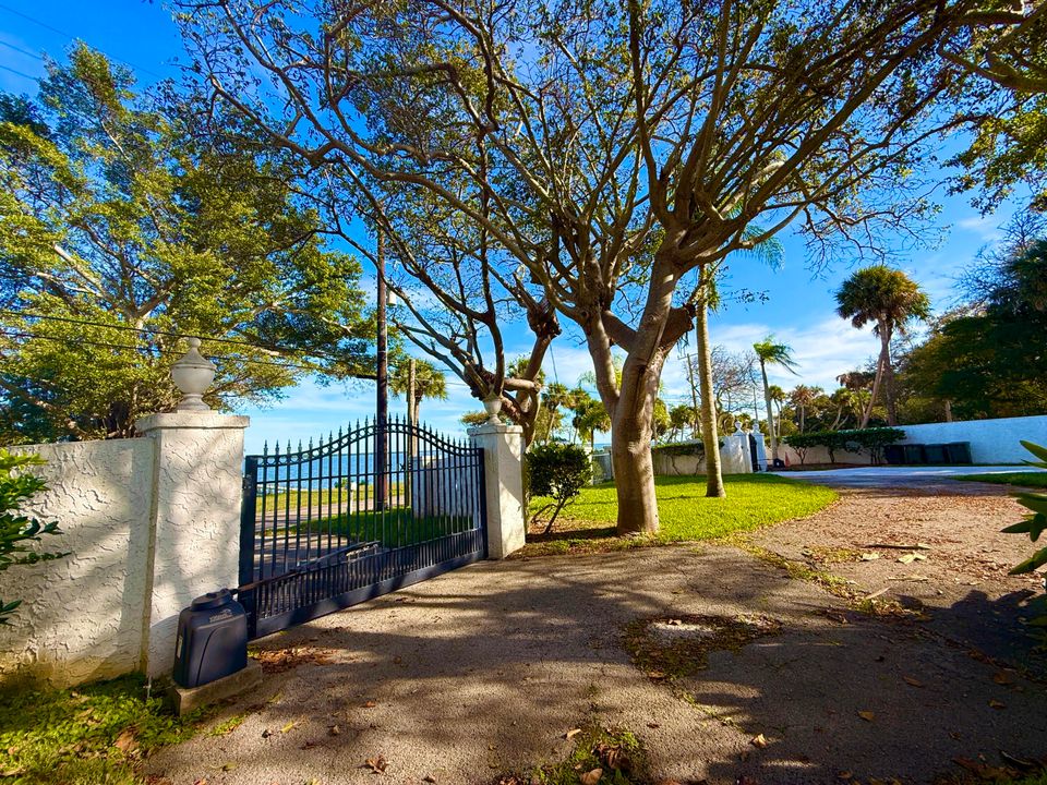 For Sale: $1,950,000 (5 beds, 5 baths, 6264 Square Feet)