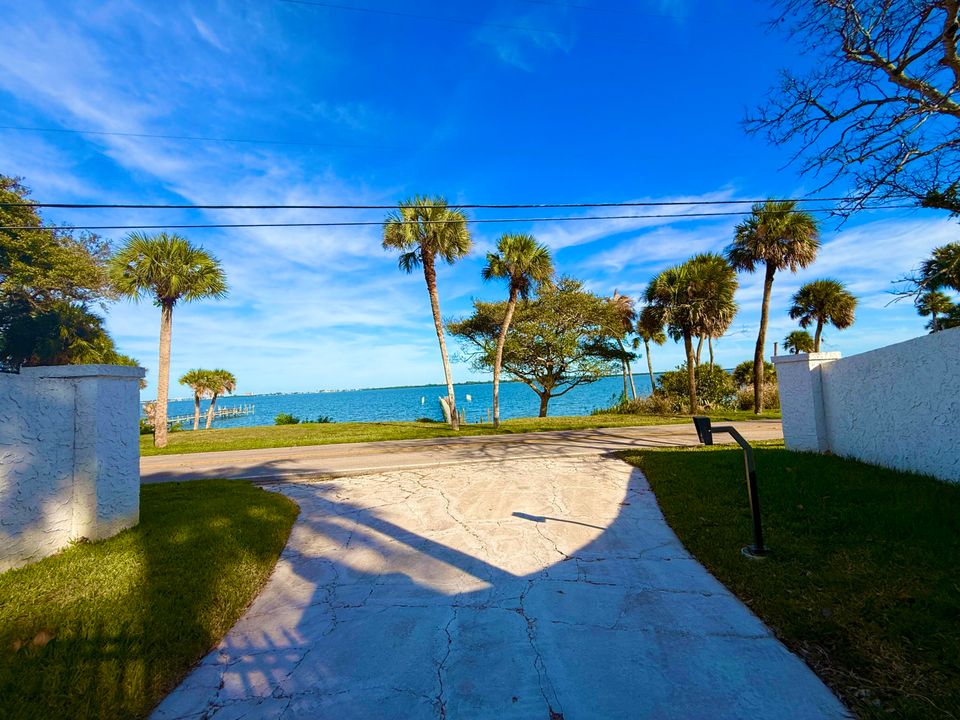 For Sale: $1,950,000 (5 beds, 5 baths, 6264 Square Feet)