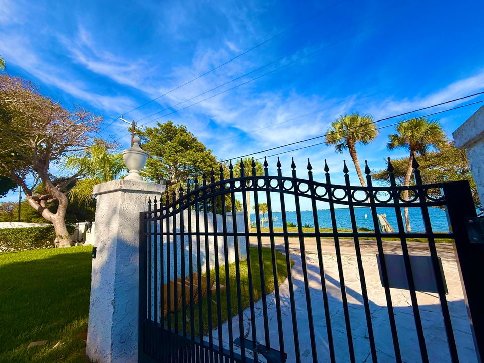 For Sale: $1,950,000 (5 beds, 5 baths, 6264 Square Feet)