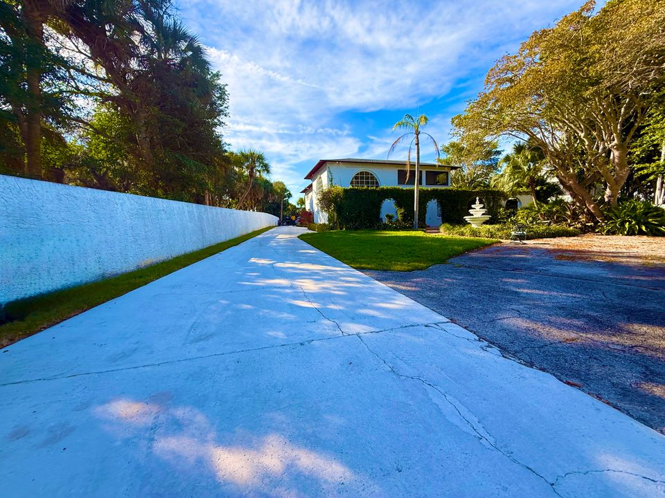 For Sale: $1,950,000 (5 beds, 5 baths, 6264 Square Feet)