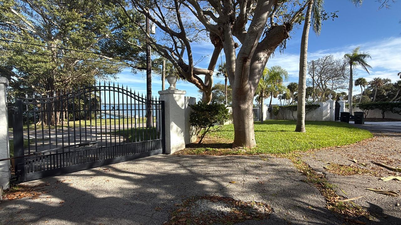 For Sale: $1,950,000 (5 beds, 5 baths, 6264 Square Feet)