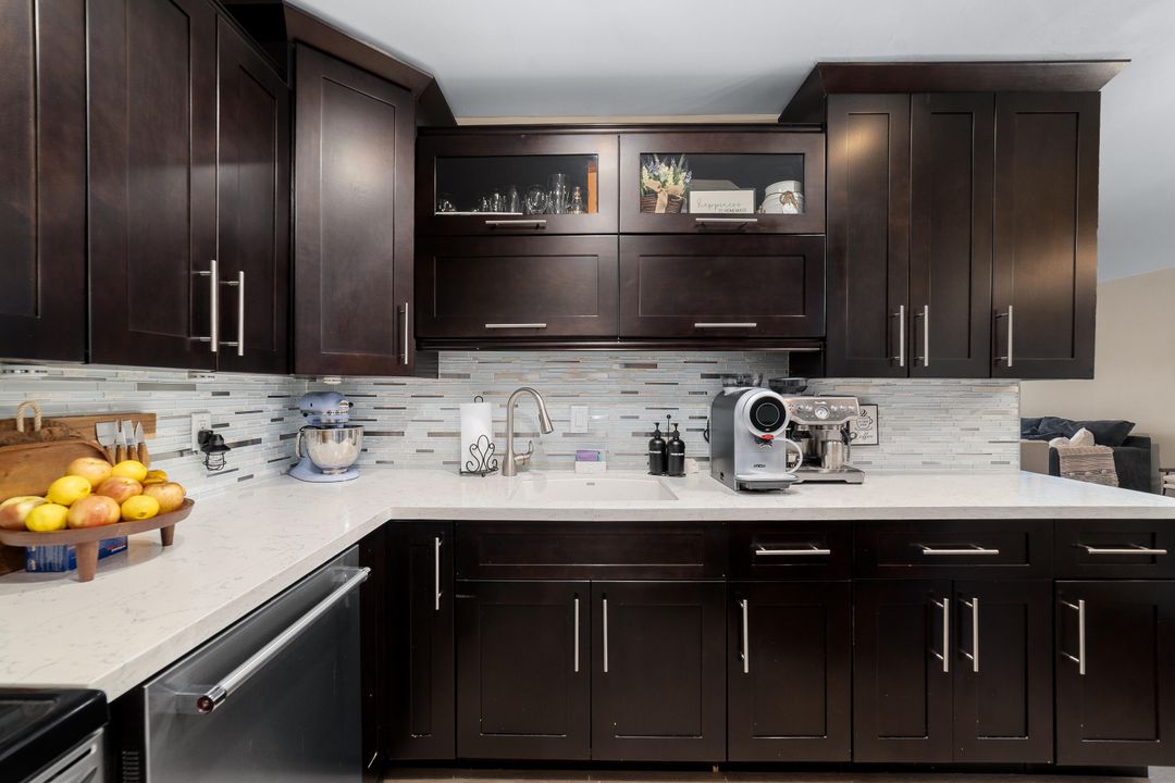 На продажу: $235,000 (2 спален, 2 ванн, 1008 Квадратных фут)