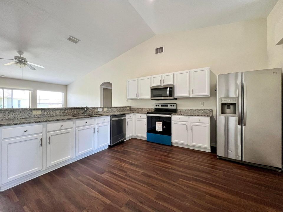 出租: $2,475 (4 贝兹, 2 浴室, 2070 平方英尺)