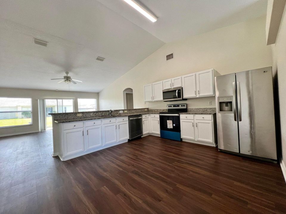 出租: $2,475 (4 贝兹, 2 浴室, 2070 平方英尺)