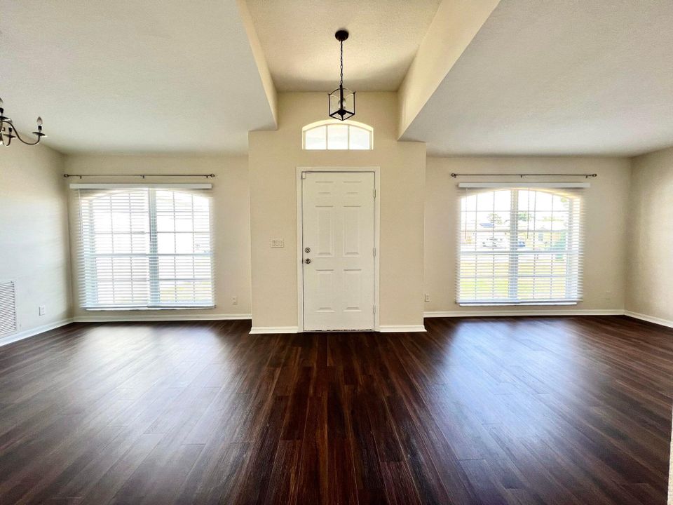 出租: $2,475 (4 贝兹, 2 浴室, 2070 平方英尺)