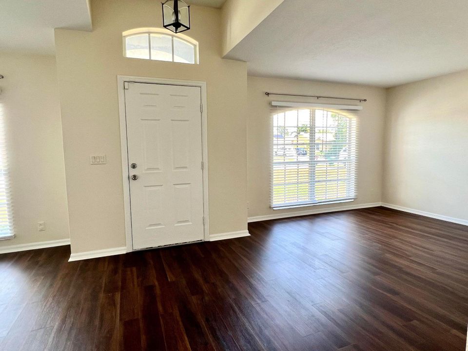 出租: $2,475 (4 贝兹, 2 浴室, 2070 平方英尺)