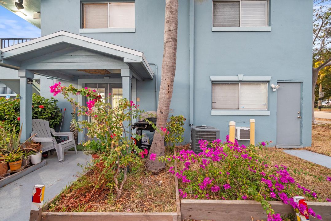 For Sale: $150,000 (2 beds, 1 baths, 733 Square Feet)