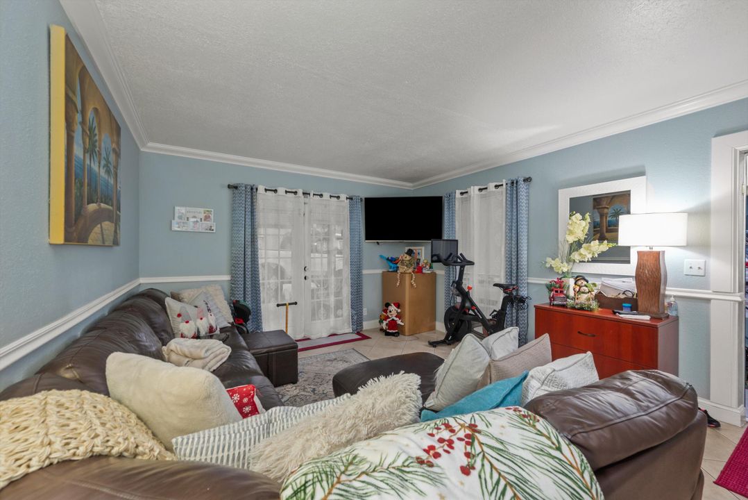 For Sale: $150,000 (2 beds, 1 baths, 733 Square Feet)